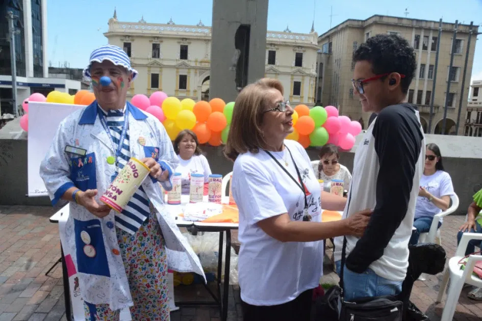 Gloria Betancurt, directora de la Fundación Alejandra Vélez Mejía, le dio un fuerte abrazo ayer a Matías Berrío, un adolescente que fue protegido por la institución. Con ellos, el Dr. Feliz. Radio Teletón Prensa
