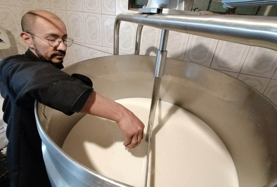 “El proceso comienza desde recibir la leche de las fincas vecinas con unas características inmejorables de ganado normando y pastos en tierras volcánicas”, dice Julio César. Luego, esta bebida es pasteurizada. “El proceso comienza desde recibir la leche de las fincas vecinas con unas características inmejorables de ganado normando y pastos en tierras volcánicas”, dice Julio César. Luego, esta bebida es pasteurizada.
