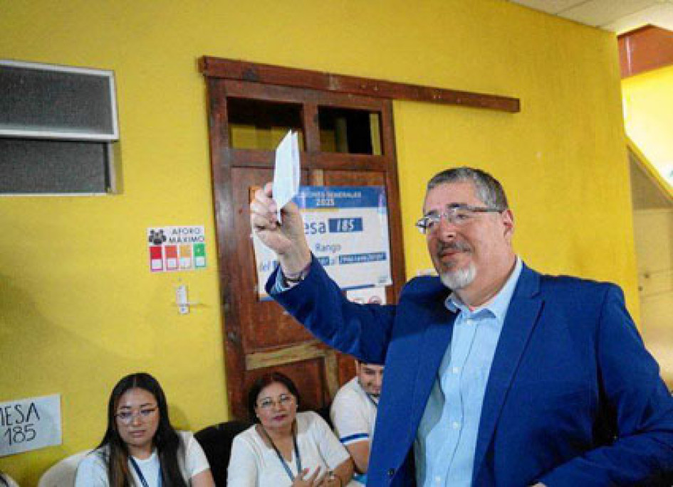 Foto | Tomada del Twitter @BarevalodeLeon | LA PATRIA Bernardo Arévalo de León ayer en su puesto de votación asignado en la elección presidencial. Foto | Tomada del Twitter @BarevalodeLeon | LA PATRIA Bernardo Arévalo de León ayer en su puesto de votación asignado en la elección presidencial.