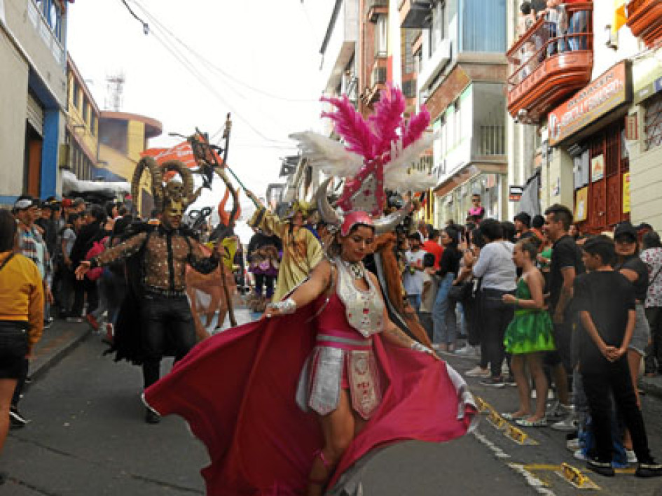 Fotos | Albeiro Rudas | LA PATRIA Desde los andenes y balcones los ansermeños disfrutaron de este evento. Fotos | Albeiro Rudas | LA PATRIA Desde los andenes y balcones los ansermeños disfrutaron de este evento.