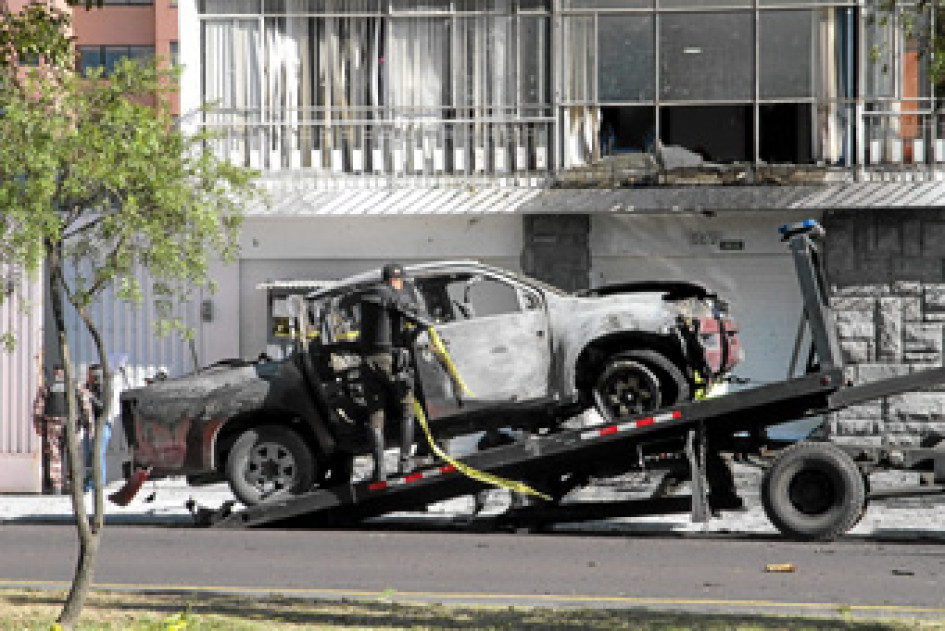 Foto | EFE | LA PATRIA Un policía carga en una grúa los restos de un carro bomba que explotó en la madrugada de ayer en los exteriores del edificio del Servicio Nacional de Atención Integral a Personas Privadas de Libertad (SNAI), en Quito (Ecuador). Foto | EFE | LA PATRIA Un policía carga en una grúa los restos de un carro bomba que explotó en la madrugada de ayer en los exteriores del edificio del Servicio Nacional de Atención Integral a Personas Privadas de Libertad (SNAI), en Quito (Ecuador).