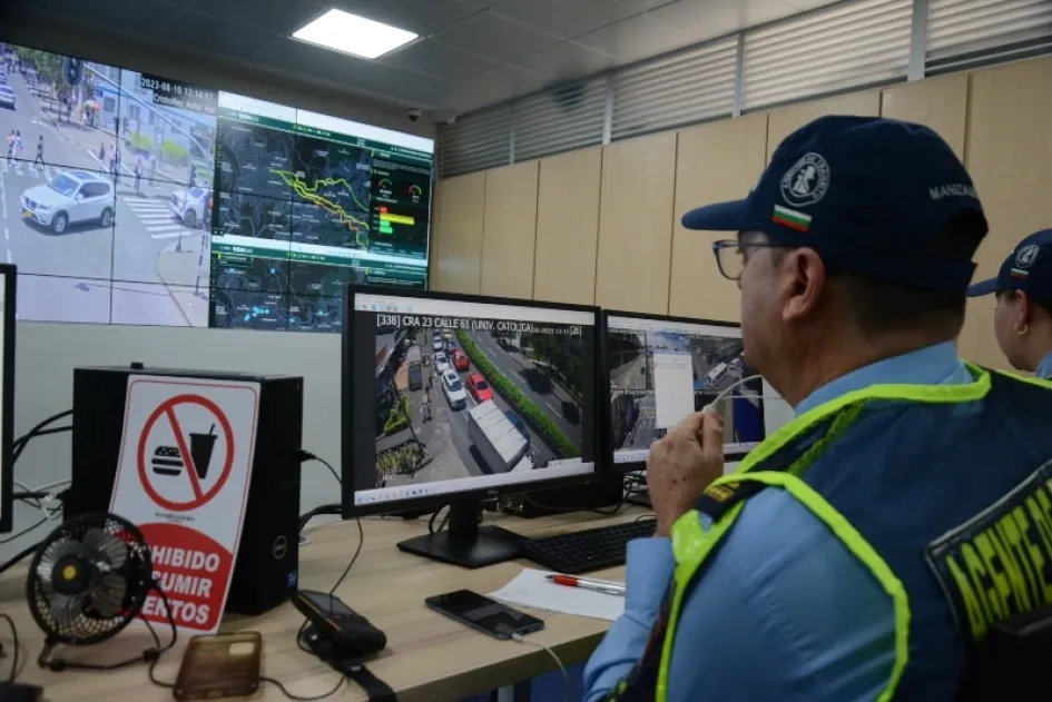 Hugo Gallego Uribe, coordinador de los agentes de tránsito, atento a la movilidad en Manizales. En este caso revisa las cámaras de la Avenida Santander en hora pico. Hugo Gallego Uribe, coordinador de los agentes de tránsito, atento a la movilidad en Manizales. En este caso revisa las cámaras de la Avenida Santander en hora pico.