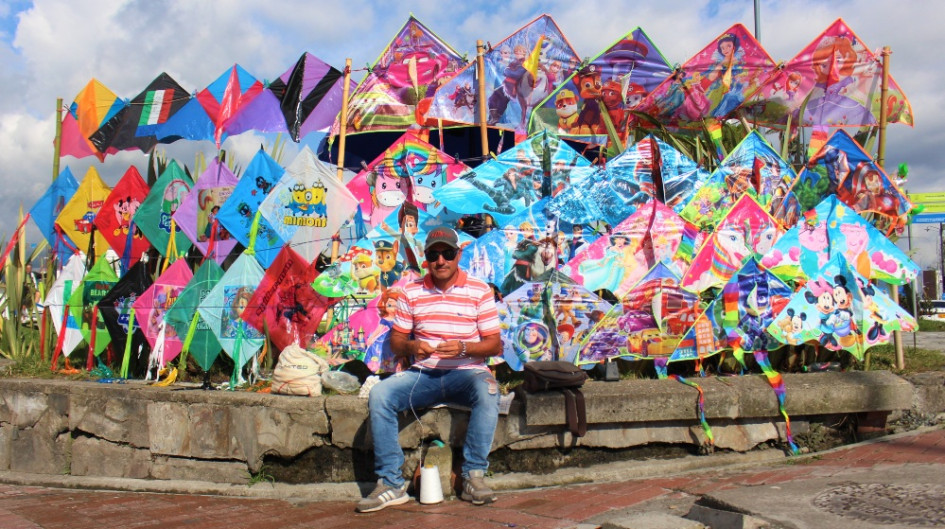 José Octavio Cárdenas vende cometas hace 35 años en Chipre. Sus tardes las pasa enredando hilo y esperando alguna venta, a diferencia de años pasados donde los niños y jóvenes se acercaban en gran cantidad para comprar sus cometas. José Octavio Cárdenas vende cometas hace 35 años en Chipre. Sus tardes las pasa enredando hilo y esperando alguna venta, a diferencia de años pasados donde los niños y jóvenes se acercaban en gran cantidad para comprar sus cometas.