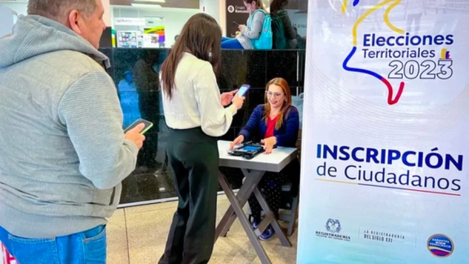 Como-inscribir-la-cedula-para-votar Personas inscribiendo la cédula en un punto de la Registraduría.