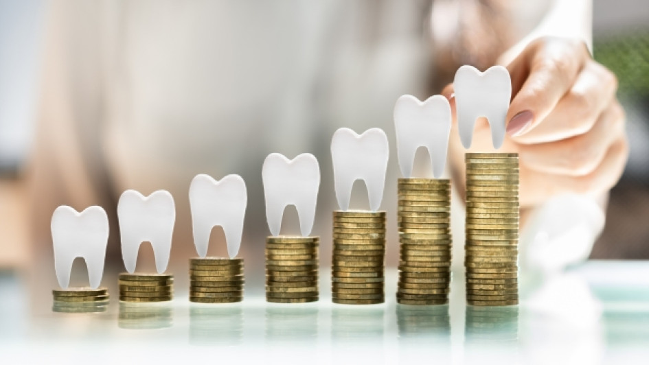 Cuanto-gana-un-odontologo-en-Colombia Pilas de monedas crecientes con dientes encima.
