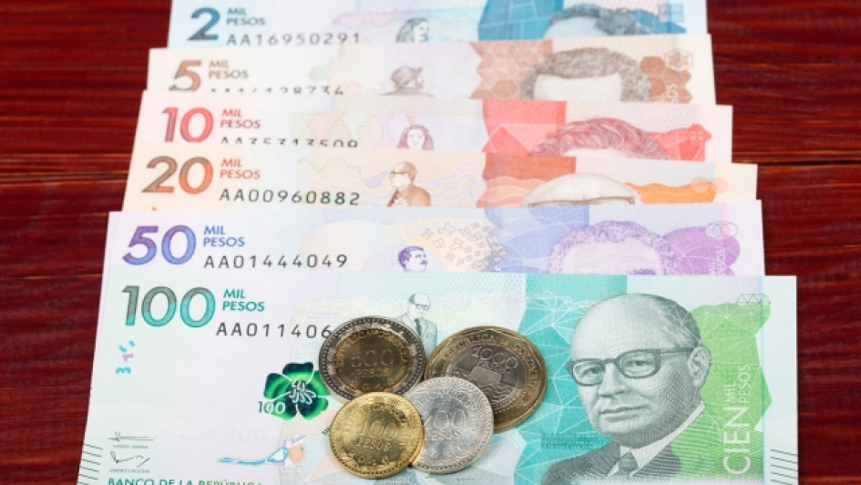 Devolucion-del-IVA-como-consultar-con-cedula-si-es-beneficiario Billetes de pesos colombianos en una mesa