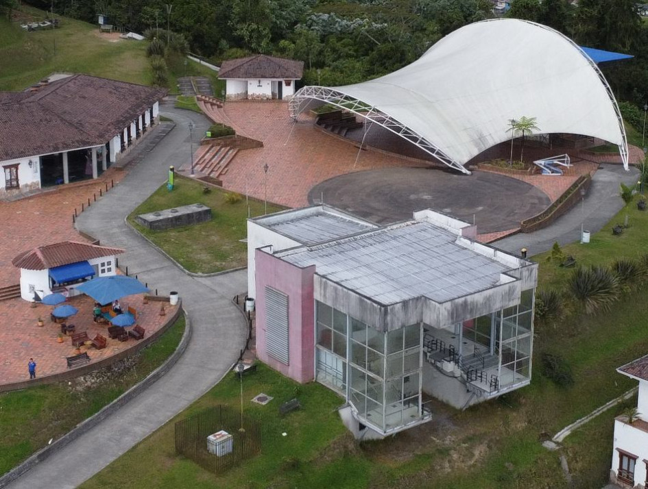 Entre los grandes elefantes blancos de Manizales y Caldas se incluyen la construcción del Cable Aéreo Los Yarumos- Camino de La Palma y el Macroproyecto San José. Entre los grandes elefantes blancos de Manizales y Caldas se incluyen la construcción del Cable Aéreo Los Yarumos- Camino de La Palma y el Macroproyecto San José.
