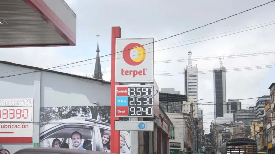 En las gasolineras de Manizales el precio del galón varía entre $13 mil 590 y los $13 mil 660. En las gasolineras de Manizales el precio del galón varía entre $13 mil 590 y los $13 mil 660.