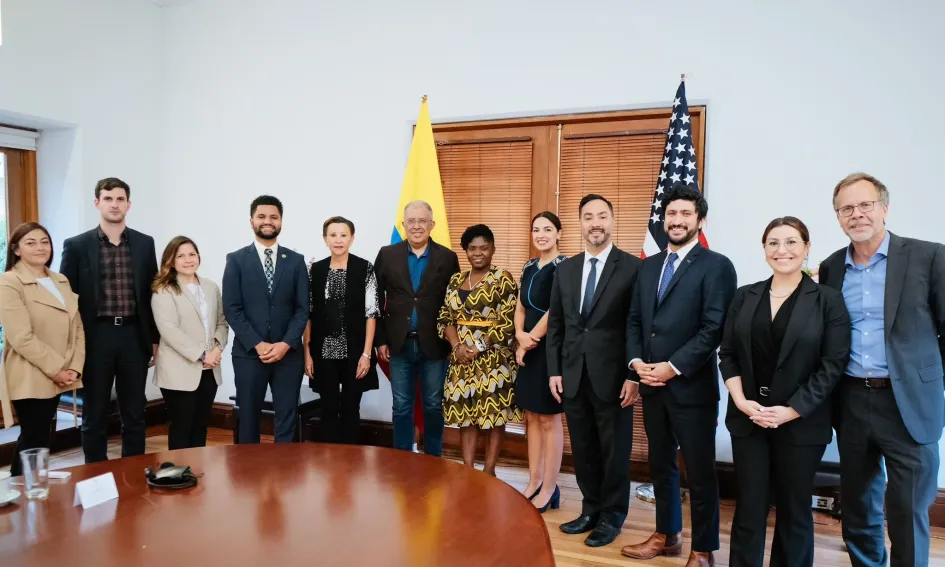 Fotografía de las dos delegaciones tras la reunión bilateral de la Vicepresidencia de Colombia con una delegación de representantes a la Cámara del Partido Demócrata de Estados Unidos. Fotografía de las dos delegaciones tras la reunión bilateral de la Vicepresidencia de Colombia con una delegación de representantes a la Cámara del Partido Demócrata de Estados Unidos.