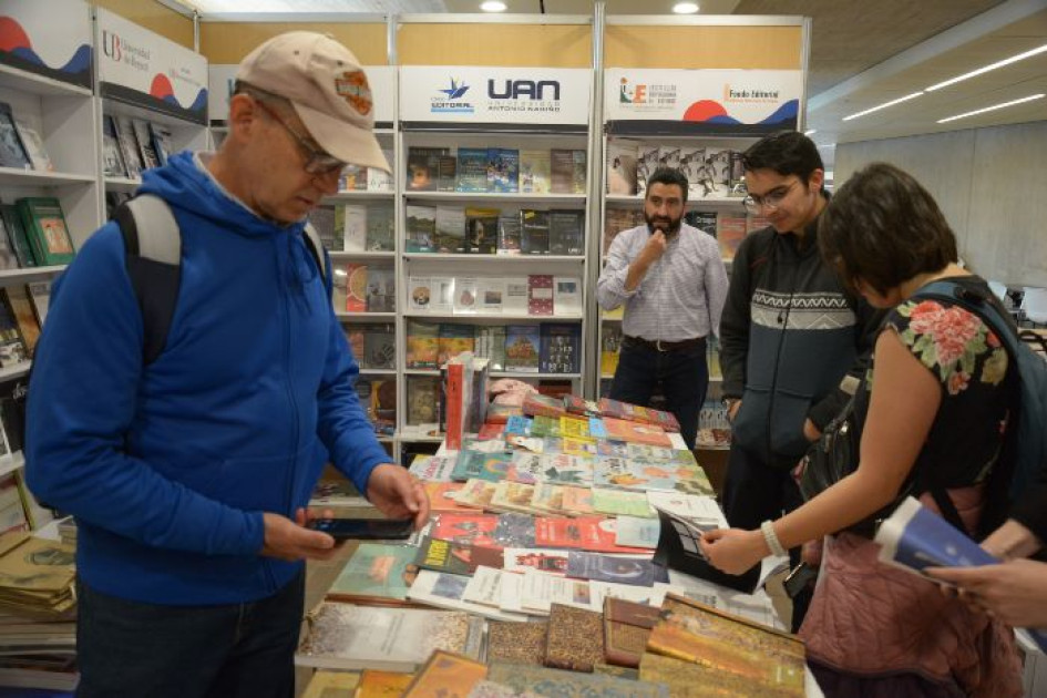 Según el director de la Feria del Libro de Manizales este año esperan unos 20 mil asistentes. El año pasado recibieron 17 mil visitantes. Según el director de la Feria del Libro de Manizales este año esperan unos 20 mil asistentes. El año pasado recibieron 17 mil visitantes.