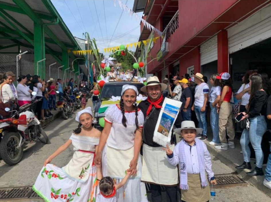 Carlos Andrés Hernández, Leidy Johana Gómez, María Ángel Hernández Gómez y Santiago Quintero Hernández, en el desfile de comparsas que tuvo la participación de las colonias de San Daniel en diversas ciudades y también la participación de representantes de las veredas. Esta familia representó a la vereda Chaquiral. Carlos Andrés Hernández, Leidy Johana Gómez, María Ángel Hernández Gómez y Santiago Quintero Hernández, en el desfile de comparsas que tuvo la participación de las colonias de San Daniel en diversas ciudades y también la participación de representantes de las veredas. Esta familia representó a la vereda Chaquiral.