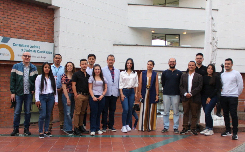 Directivos de la Universidad Católica Luis Amigó, directivos de BIOS y estudiantes de la primera cohorte de la nueva Especialización de Big Data e Inteligencia de Negocios. Directivos de la Universidad Católica Luis Amigó, directivos de BIOS y estudiantes de la primera cohorte de la nueva Especialización de Big Data e Inteligencia de Negocios.