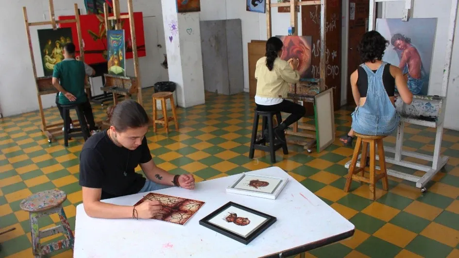 Estudiantes del pregrado en Artes Plásticas de la Universidad de Caldas realizan diferentes pinturas en cada uno de los tres talleres que ven durante sus estudios. Estudiantes del pregrado en Artes Plásticas de la Universidad de Caldas realizan diferentes pinturas en cada uno de los tres talleres que ven durante sus estudios.