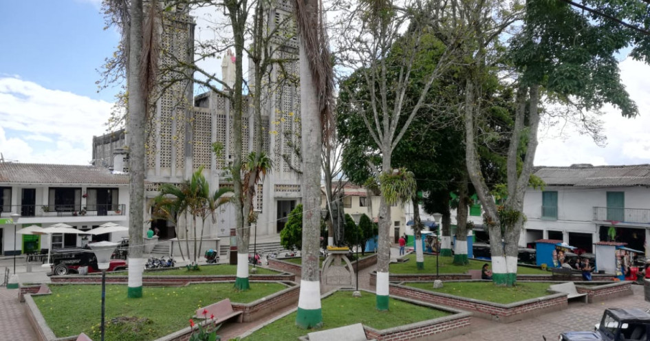 Este es el parque principal de La Merced, municipio del Alto Occidente de Caldas que en el último cuatrienio ha tenido tres alcaldes por cuenta del escándalo de corrupción de Las Marionetas. Este es el parque principal de La Merced, municipio del Alto Occidente de Caldas que en el último cuatrienio ha tenido tres alcaldes por cuenta del escándalo de corrupción de Las Marionetas.