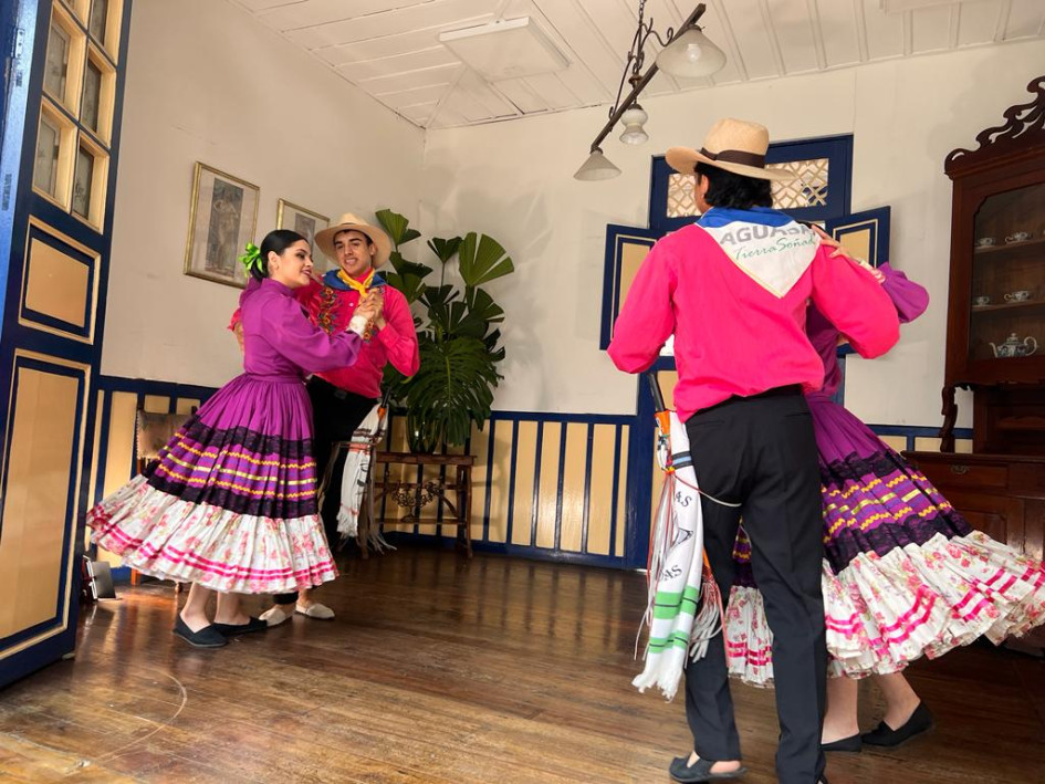 El grupo Danzas Pipintá acompañó el lanzamiento en la Secretaría de Cultura de Caldas. El grupo Danzas Pipintá acompañó el lanzamiento en la Secretaría de Cultura de Caldas.