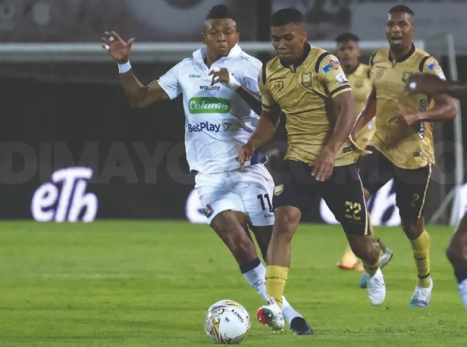 Billy Arce disputa el balón con un rival. El Once Caldas perdió anoche 2-1 con Águilas Doradas en el estadio Alberto Grisales de Rionegro. Once Caldas