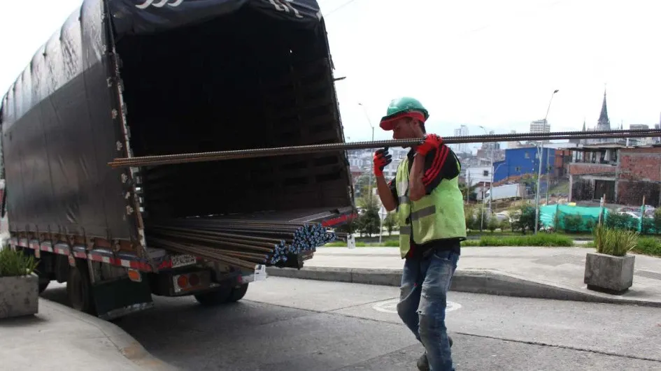 En la mañana de ayer, LA PATRIA confirmó que llegó parte del material que los comerciantes aseguraron que hacía falta para los trabajos en la 19. El nuevo plazo contractual iría hasta noviembre. Nuevo plazo contractual en la 19 iría hasta noviembre