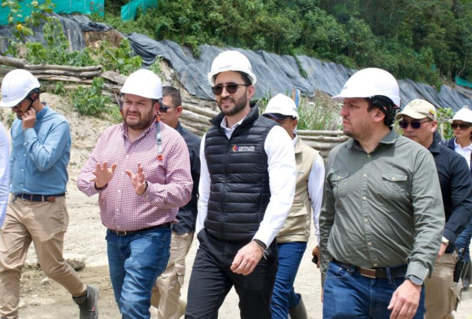 El vicecontralor en funciones de contralor general Carlos Mario Zuluaga Pardo recorrió ayer varias de las obras que hoy están frenadas en Manizales, incluyendo la PTAR Los Cámbulos. El vicecontralor en funciones de contralor general Carlos Mario Zuluaga Pardo recorrió ayer varias de las obras que hoy están frenadas en Manizales, incluyendo la PTAR Los Cámbulos.