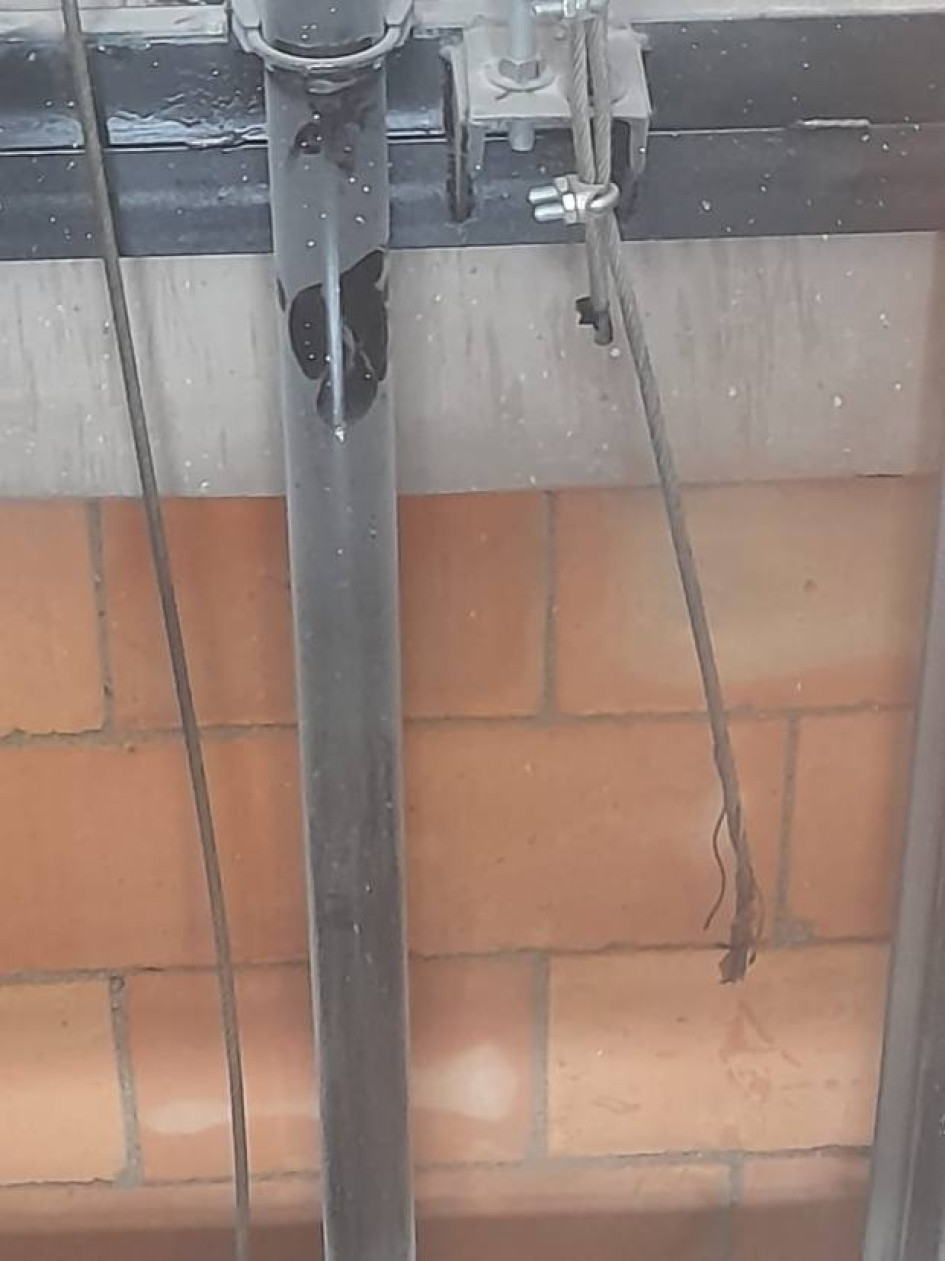 ste elevapersonas permite el traslado de un nivel a otro en la nueva sede de la Institución Educativa Pensilvania. Este es el cable que apareció reventado. ste elevapersonas permite el traslado de un nivel a otro en la nueva sede de la Institución Educativa Pensilvania. Este es el cable que apareció reventado.