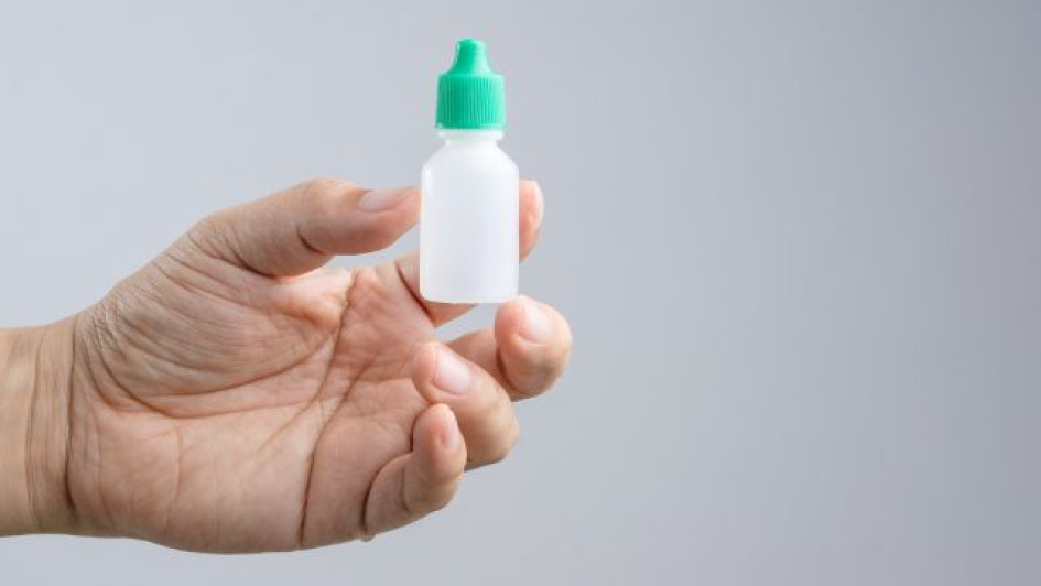 Para-que-sirve-la-glicerina-carbonatada Mano sosteniendo un gotero con glicerina carbonatada.