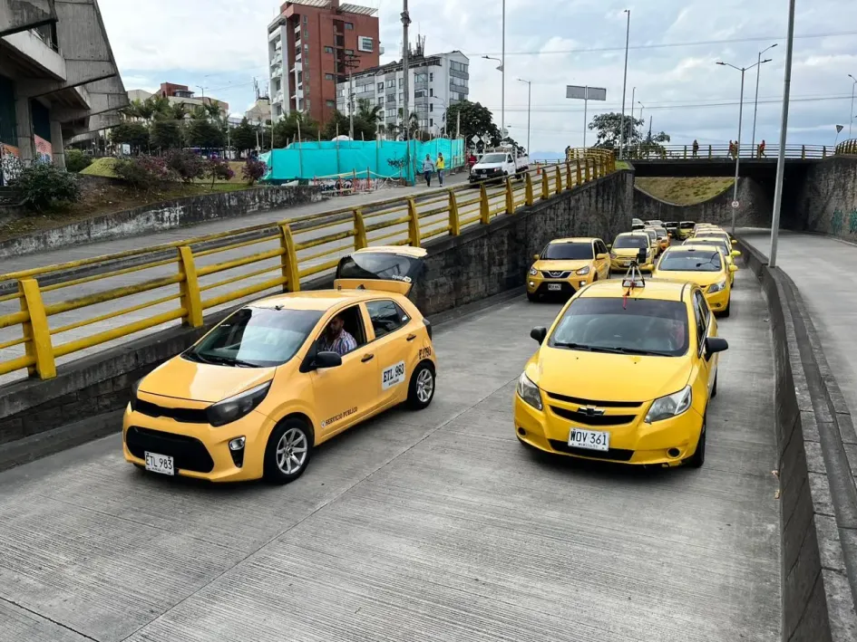 La movilización de taxistas por la avenida Paralela de Manizales. La movilización de taxistas por la avenida Paralela de Manizales.