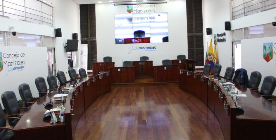 Según la Registraduría Nacional del Estado Civil, para ser elegido concejal se requiere ser ciudadano en ejercicio y haber nacido o ser residente del respectivo municipio o de la correspondiente área metropolitana durante los seis meses anteriores a la fecha de la inscripción o durante un período mínimo de tres años consecutivos en cualquier época (Artículo 42 de la ley 136 de 1994).