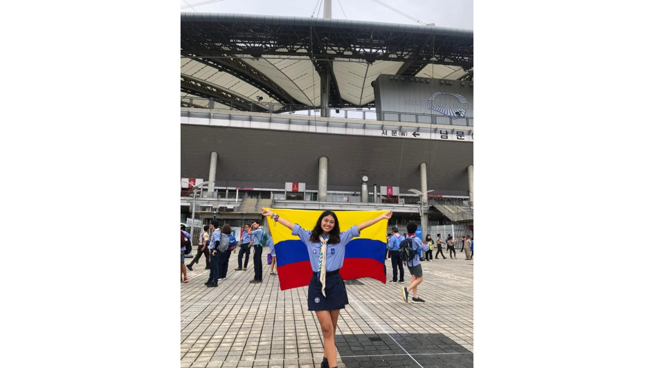 Salomé Escobar Cárdenas con la bandera de Colombia previo a la clausura del 25 Jamboree Scout Mundial de Corea del Sur. Salomé Escobar Cárdenas con la bandera de Colombia previo a la clausura del 25 Jamboree Scout Mundial de Corea del Sur.