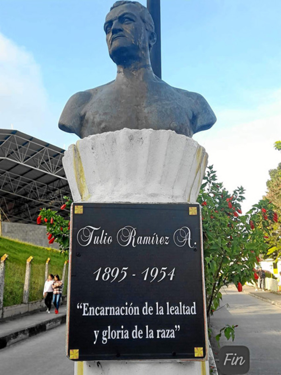 Tulio Ramírez Aristizábal es un histórico líder de Pensilvania. En homenaje suyo, desde hace años se mantiene un busto de su imagen en la entrada del municipio. Volvió la placa Foto | LA PATRIA