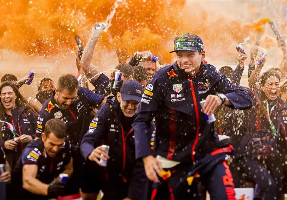 Max Verstappen de Red Bull Racing celebra con su equipo. Max Verstappen de Red Bull Racing celebra con su equipo.