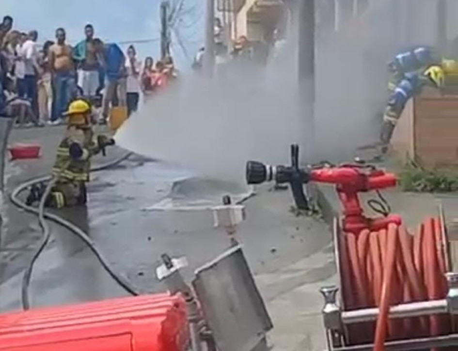 Bomberos controlan las llamas en la fachada de la casa en donde se presentó el incendio en La Linda. Bomberos controlan las llamas en la fachada de la casa en donde se presentó el incendio en La Linda.