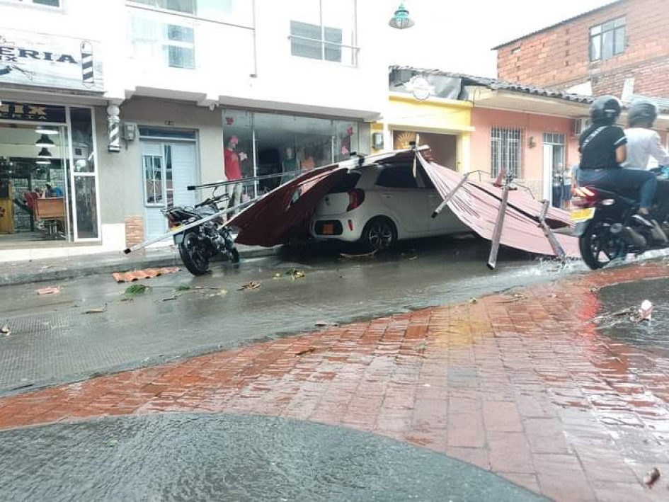 Un vehículo particular blanco quedó atrapado bajo unas láminas metálicas tras el vendaval. Un vehículo particular blanco quedó atrapado bajo unas láminas metálicas tras el vendaval.