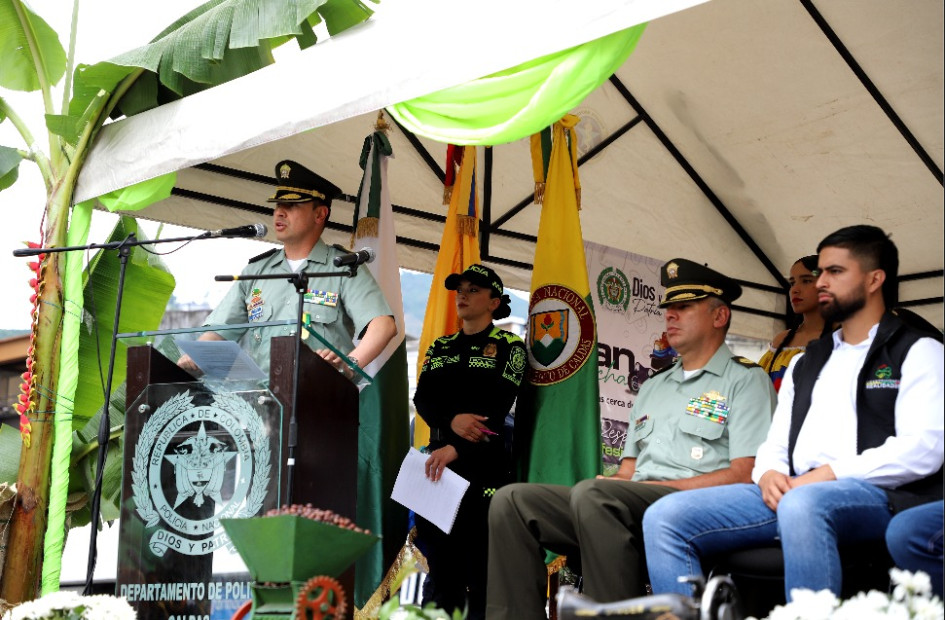Uniformados de la Policía y el Ejército están dispuestos a patrullar centros poblados y áreas rurales en esta cosecha cafetera que se avecina en Caldas. El Plan Cosecha 2023 'Más cerca del campo' busca garantizar la seguridad de los campesinos en esta temporada de fin de año. Uniformados de la Policía y el Ejército están dispuestos a patrullar centros poblados y áreas rurales en esta cosecha cafetera que se avecina en Caldas. El Plan Cosecha 2023 'Más cerca del campo' busca garantizar la seguridad de los campesinos en esta temporada de fin de año.