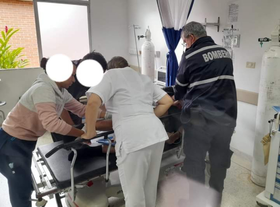 El minero fue trasladado al centro médico de Marmato, donde permanece sin complicaciones. El minero fue trasladado al centro médico de Marmato, donde permanece sin complicaciones.