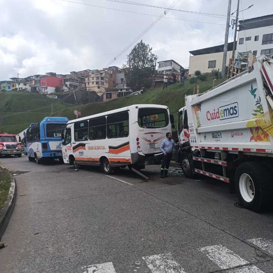 Una buseta de la empresa Socobuses, un colectivo de Gran Caldas y un camión de Emas se chocaron y dejaron a cinco personas lesionadas. Una buseta de la empresa Socobuses, un colectivo de Gran Caldas y un camión de Emas se chocaron y dejaron a cinco personas lesionadas.