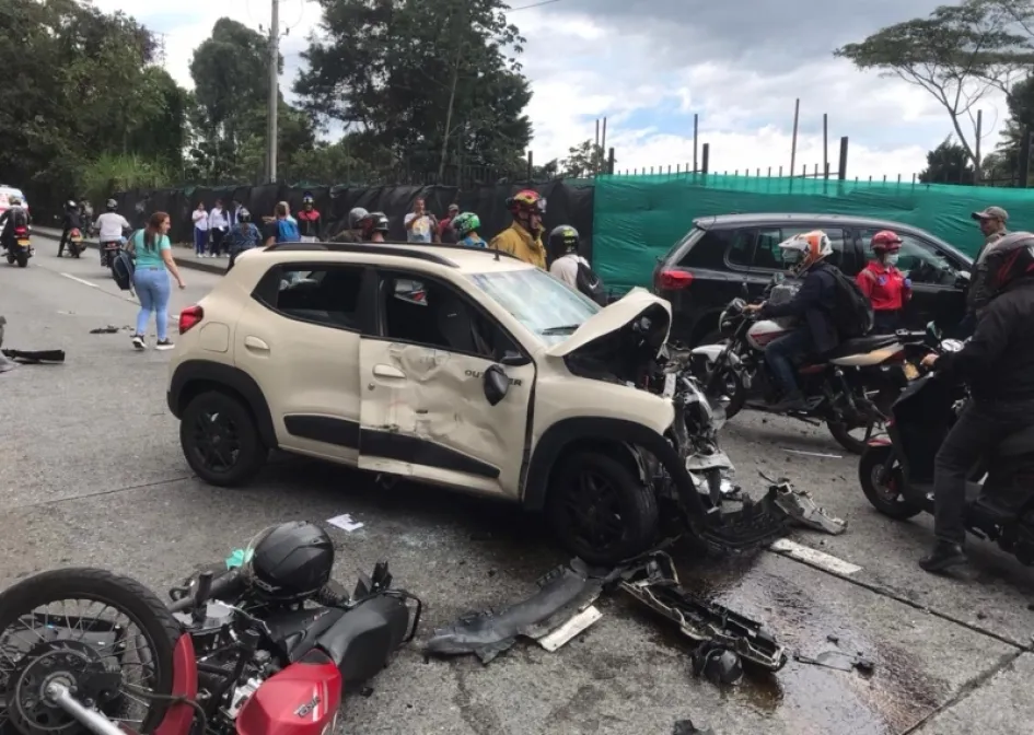 LA PATRIA | MANIZALES Un accidente de tránsito se presentó en el mediodía de este miércoles en la avenida Alberto Mendoza, en el sector de Expoferias. Un vehículo se salió de la vía y chocó de frente contra otro automotor y una motociclista. Otra moto se vio involucrada. La Unidad de Gestión del Riesgo (UGR), a través del Cuerpo Oficial de Bomberos Manizales y la Secretaría de Movilidad, informó que cinco personas resultaron lesionadas, quienes son valoradas para trasladarlas a los centros asistenciales de la ciudad. La UGR indicó que según las primeras versiones, el conductor de un vehículo particular habría perdido el control de su automotor y posteriormente habría invadido el carril contrario. A raíz de este hecho, se presenta un cierre total en el sentido Cable – Enea en cercanías a Expoferias. También, se presenta la reducción a un carril en la calzada contraria, debido a la presencia de los organismos de socorro. Las autoridades de tránsito se encuentran en el punto atendiendo la situación; asimismo r LA PATRIA | MANIZALES Un accidente de tránsito se presentó en el mediodía de este miércoles en la avenida Alberto Mendoza, en el sector de Expoferias. Un vehículo se salió de la vía y chocó de frente contra otro automotor y una motociclista. Otra moto se vio involucrada. La Unidad de Gestión del Riesgo (UGR), a través del Cuerpo Oficial de Bomberos Manizales y la Secretaría de Movilidad, informó que cinco personas resultaron lesionadas, quienes son valoradas para trasladarlas a los centros asistenciales de