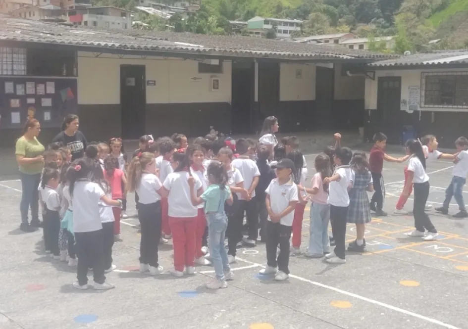 En la sede de la escuela Urbano Ruiz de la I.E. Pensilvania activaron el plan de evacuación exitosamente. En menos de un minuto todos los niños y profesores estaban reunidos en el punto de encuentro previamente establecido.