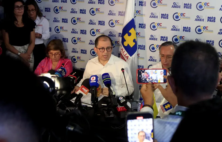 El fiscal general de Colombia, Francisco Barbosa, habla hoy durante una rueda de prensa al terminar su intervención en el 8 Congreso Empresarial Colombiano en Cartagena. El fiscal general de Colombia, Francisco Barbosa, habla hoy durante una rueda de prensa al terminar su intervención en el 8 Congreso Empresarial Colombiano en Cartagena.