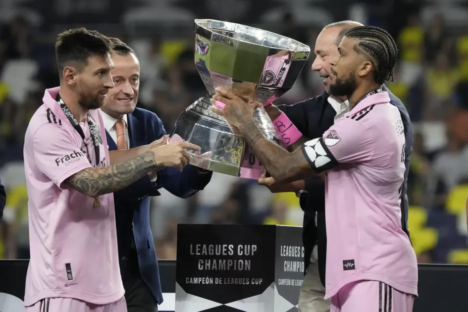 El delantero de Inter Miami CF Lionel Messi (i) y el defensor DeAndre Yedlin (d) reciben el trofeo de su equipo después de vencer a Nashville SC en la final de la Copa de las Ligas 2023 en Geodis Park en Nashville, Tennessee, EE. UU. El delantero de Inter Miami CF Lionel Messi (i) y el defensor DeAndre Yedlin (d) reciben el trofeo de su equipo después de vencer a Nashville SC en la final de la Copa de las Ligas 2023 en Geodis Park en Nashville, Tennessee, EE. UU.