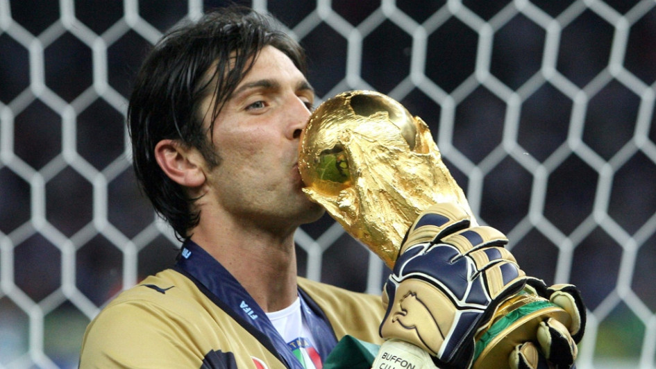 El icónico futbolista italiano es considerado uno de los mejores porteros de la historia. Ganó todos los títulos a los que aspiró, menos uno: la UEFA Champions League. Perdió la final de esta competencia en tres ocasiones. El icónico futbolista italiano es considerado uno de los mejores porteros de la historia. Ganó todos los títulos a los que aspiró, menos uno: la UEFA Champions League. Perdió la final de esta competencia en tres ocasiones.