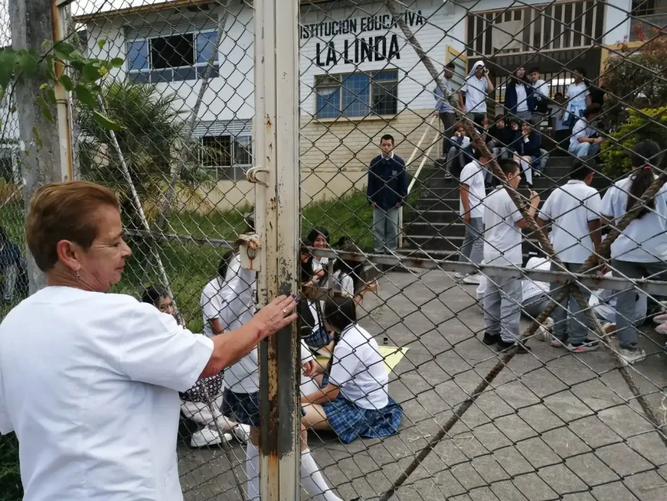 En la Institución Educativa La Linda, en Manizales, están en paro En la Institución Educativa La Linda, en Manizales, están en paro