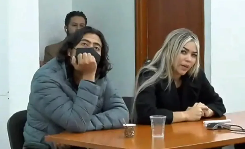 Fotograma tomado de la transmisión en directo del juicio a Nicolás Petro (i), hijo mayor del presidente de Colombia, Gustavo Petro, y a Daysuris Vásquez (d), expareja de Nicolás Petro, en el Complejo Judicial de Paloquemao, en Bogotá. Fotograma tomado de la transmisión en directo del juicio a Nicolás Petro (i), hijo mayor del presidente de Colombia, Gustavo Petro, y a Daysuris Vásquez (d), expareja de Nicolás Petro, en el Complejo Judicial de Paloquemao, en Bogotá.