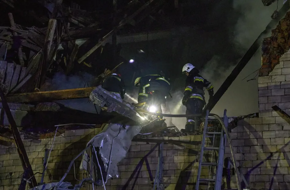 Rescatistas ucranianos trabajan en el sitio de un edificio residencial después de que fuera dañado por una explosión en Kharkiv, Ucrania occidental, el 1 de agosto de 2023, en medio de la invasión rusa. Rescatistas ucranianos trabajan en el sitio de un edificio residencial después de que fuera dañado por una explosión en Kharkiv, Ucrania occidental, el 1 de agosto de 2023, en medio de la invasión rusa.