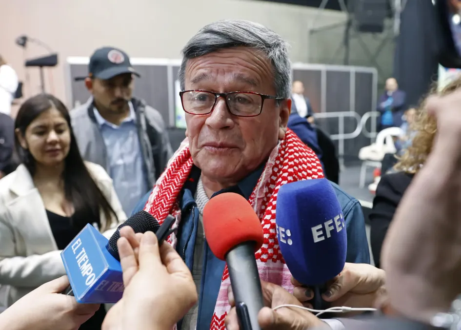 Pablo Beltrán, jefe negociador del Eln, habla con los medios de comunicación previo al inicio del acto de instalación del Cese Bilateral, Nacional y Temporal entre el Estado colombiano y el Ejército de Liberación Nacional, hoy, en Corferias, en Bogotá. Pablo Beltrán, jefe negociador del Eln, habla con los medios de comunicación previo al inicio del acto de instalación del Cese Bilateral, Nacional y Temporal entre el Estado colombiano y el Ejército de Liberación Nacional, hoy, en Corferias, en Bogotá.