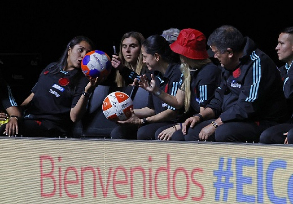 Durante la ceremonia, en la que incluso hubo shows musicales a cargo del grupo bogotano de tropipop Sin Ánimo de Lucro y del cantante Pipe Bueno, las jugadoras sonrieron y celebraron, con emoción, lo que consiguieron en la Copa del Mundo. Durante la ceremonia, en la que incluso hubo shows musicales a cargo del grupo bogotano de tropipop Sin Ánimo de Lucro y del cantante Pipe Bueno, las jugadoras sonrieron y celebraron, con emoción, lo que consiguieron en la Copa del Mundo.
