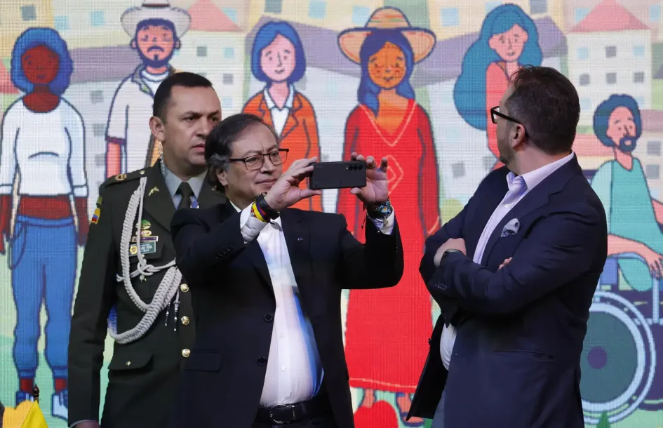El presidente de Colombia, Gustavo Petro, ayer en la instalación del Comité Nacional de la Participación - instancia transitoria de la Mesa de Diálogos de Paz, en Bogotá. El presidente de Colombia, Gustavo Petro, ayer en la instalación del Comité Nacional de la Participación - instancia transitoria de la Mesa de Diálogos de Paz, en Bogotá.