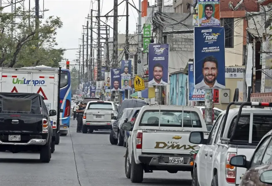 Fotografía de varias pancartas de los candidatos a la Presidencia de Ecuador, ayer, en una calle de Guayaquil (Ecuador). Este domingo los ecuatorianos acudirán a las urnas para designar al candidato que completará el período presidencial para el que fue elegido el conservador Guillermo Lasso (2021-2025). Fotografía de varias pancartas de los candidatos a la Presidencia de Ecuador, ayer, en una calle de Guayaquil (Ecuador). Este domingo los ecuatorianos acudirán a las urnas para designar al candidato que completará el período presidencial para el que fue elegido el conservador Guillermo Lasso (2021-2025).