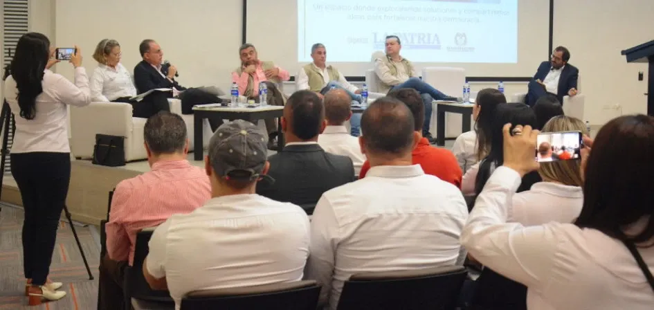 Los delegados de la Registraduría del Eje Cafetero durante el foro moderado por el periódico LA PATRIA. Foro de Seguridad y Transparencia con la Registraduría