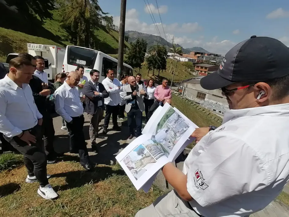 Visita de concejales de Mainzales al lote donde quedaría la estación de Fátima de la línea tres del cable aéreo. Visita de concejales de Mainzales al lote donde quedaría la estación de Fátima de la línea tres del cable aéreo.