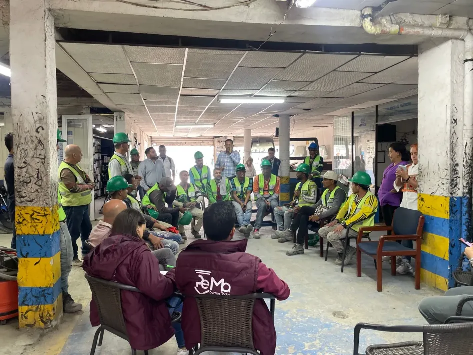 Mesa de negociación de obreros del bulevar de la 19 con la Secretaría de Obras y la Personería de Manizales. Mesa de negociación de obreros del bulevar de la 19 con la Secretaría de Obras y la Personería de Manizales.
