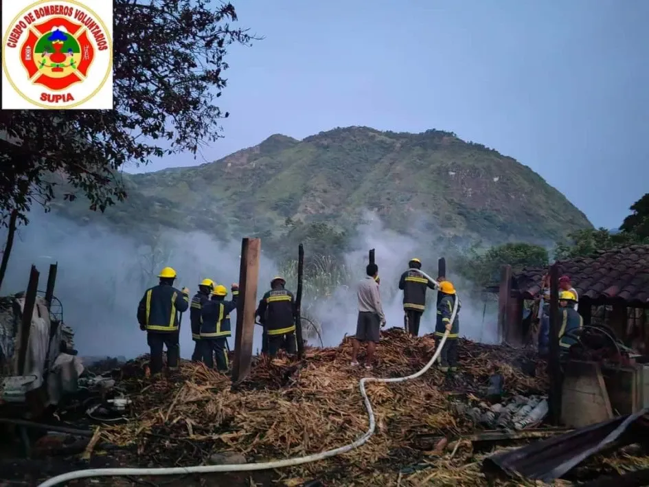 Los socorristas alcanzaron a controlar la conflagración, antes de que afectara una vivienda. Los socorristas alcanzaron a controlar la conflagración, antes de que afectara una vivienda.